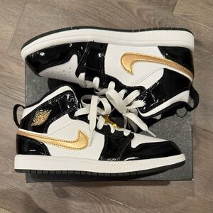 New Nike Kids Jordan 1 Mid SE Patent Black and Gold PS BQ6932 007